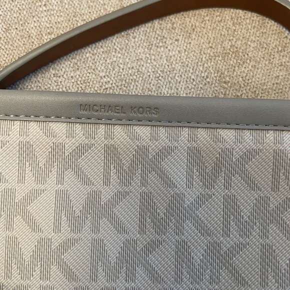 Michael Kors MK Vanilla Signature Logo Belt Wallet
Large Waist Pouch Bag - Picture 5 of 11